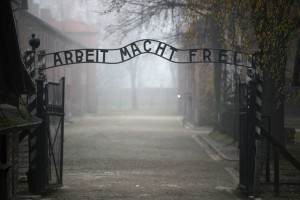 auschwitzgettyimages-300x200 Alemanha julgará ex-enfermeiro de Auschwitz por cumplicidade