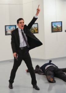 19dez2016-andrei-karlov-embaixador-da-russia-na-turquia-foi-baleado-por-um-atirador-enquanto-visitava-uma-galeria-de-arte-em-ancara-1482168972466_300x420-214x300 Vídeo mostra morte de embaixador em atentado na Turquia