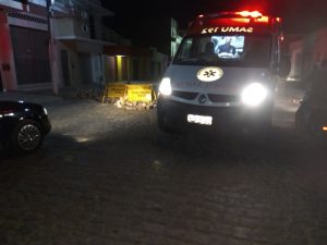 IMG_20170807_215148-300x225 Motociclista colide em placa de sinalização em Monteiro.