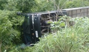 onibus-da-banda-cavalo-de-pau-acidente-300x175 Ônibus da banda Cavalo de Pau se envolve em acidente no Maranhão