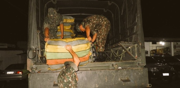 19fev2018-soldados-do-exercito-descarregam-pacotes-de-maconha-do-tipo-skunk-apreendidas-na-regiao-de-fronteira-entre-o-brasil-e-a-colombia-1519062156808_615x300 CV e Família do Norte exploram nova rota de tráfico de maconha na Amazônia