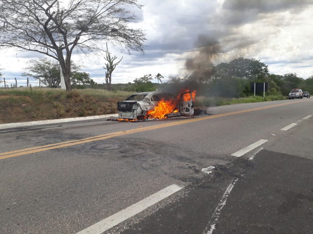 acidente-na-br412-1024x768 Carro pega fogo após colisão com Moto na BR412, na entrada da Prata.
