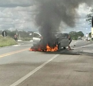 carro-pegando-fogo Carro pega fogo após colisão com Moto na BR412, na entrada da Prata.