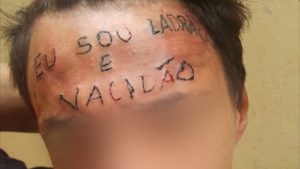 tatuagem-ladrao-vacilao-300x169 Tatuado com 'ladrão e vacilão' na testa é preso por furtar desodorantes