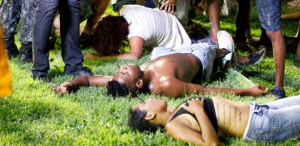 torcedores-sao-atendidos-apos-incidente-na-ilha-do-retiro-1520476577033_615x300 Santa Cruz e Sport: confusão de torcida com PM deixa 60 feridos
