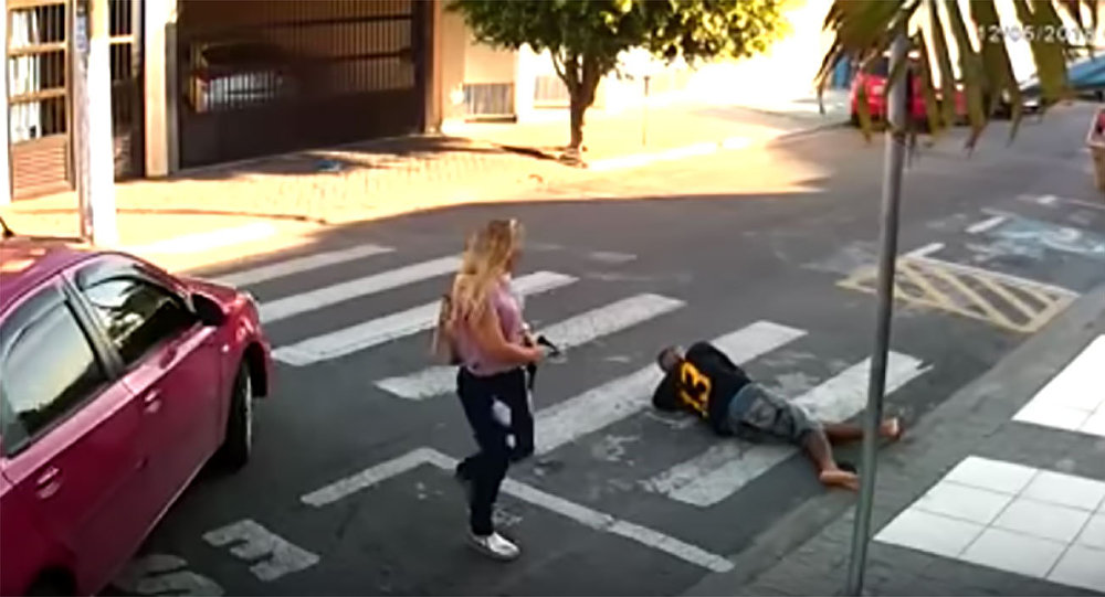 11204180 PM de folga, mãe mata bandido em frente de uma escola na Grande São Paulo (VÍDEO)