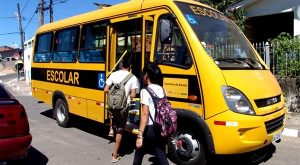 alunos-onibus-escolar-1-300x165 Secretaria de Educação do Estado emite nota sobre transporte escolar em Monteiro