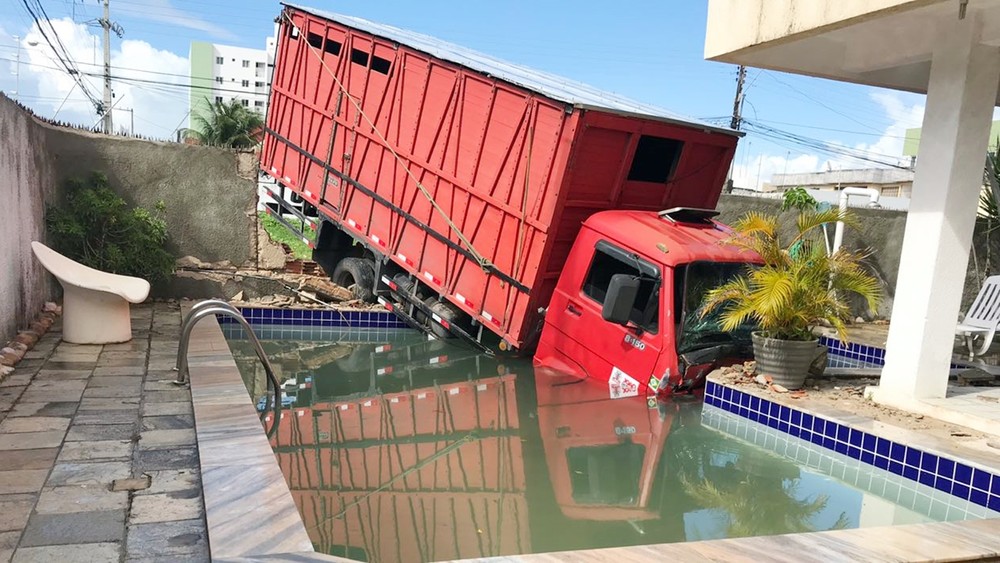 caminhao-invade-casa-piscina-joao-pessoa-pb Caminhão transportando jumento cai dentro de piscina após invadir casa em João Pessoa
