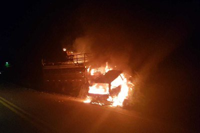 sdss Batida entre caminhão e carro de passeio causa incêndio e deixa dois mortos, em rodovia da PB