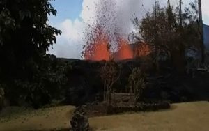 vulcao-4-300x188-300x188 Havaiano registra erupção de vulcão ao lado de casa