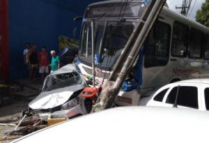 onibus-colide-poste-lagoa-450x308-300x205 Ônibus invade calçada, destrói carros e deixa feridos no Parque da Lagoa; veja vídeo