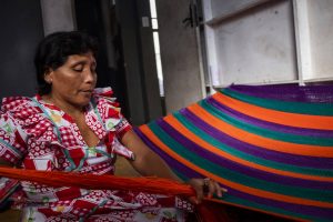 Índios-venezuelanos-relatam-confisco-de-artesanato-no-Brasil-300x200 Índios venezuelanos relatam confisco de artesanato no Brasil