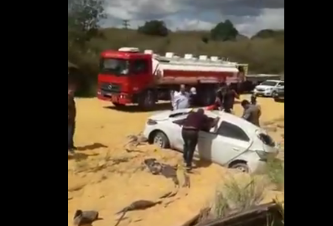 AAAA Caminhão carregado de milho tomba e deixa carros atolados em meio ao mar de milho na PB