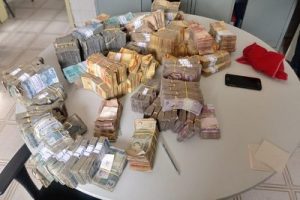 dinheiro-pm-cariri-1-1-300x200 Dinheiro roubado em agência de Juazeirinho é recuperado mas dois suspeitos continuam foragidos