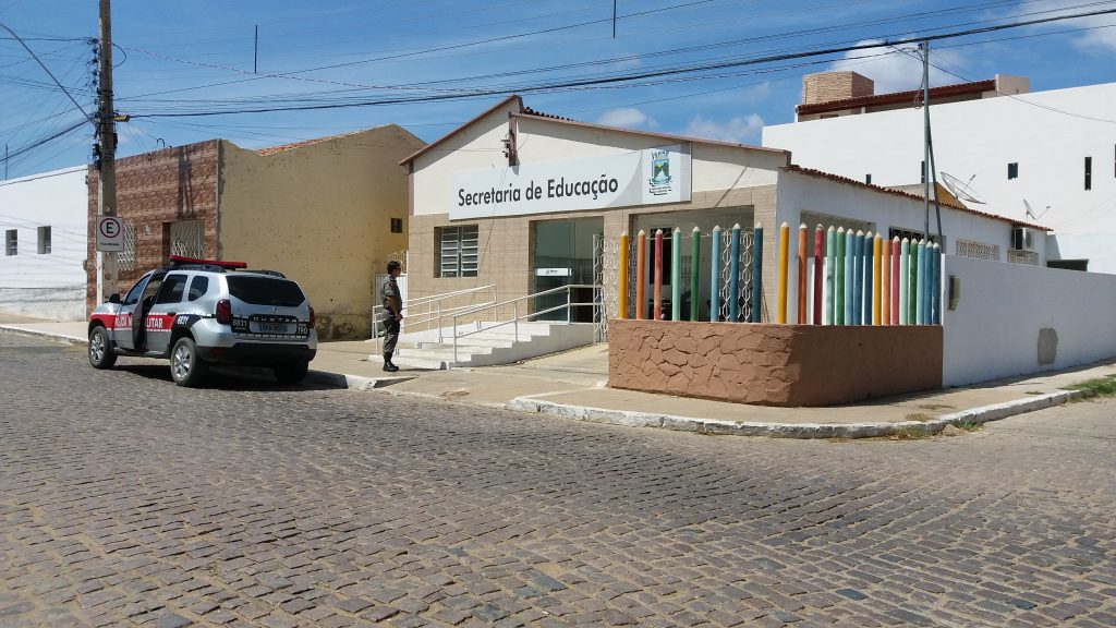 20180817_103258-1024x576 Bandidos arrombam Secretaria de Educação e levam TV e Botijões de gás em Monteiro. 