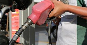 Gasolina-1-300x156 Petrobras reduz preço da gasolina nas refinarias