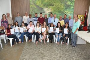 Concursados-quinta-chamada3-300x200 Prefeita, vice, vereadores e secretários municipais recebem novos concursados em Monteiro