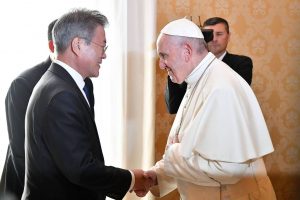 papa-1-300x200 Presidente sul-coreano entrega carta de Kim Jong-un ao papa Francisco