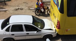 colisao-de-onibus-300x162 Em Monteiro: Veículo colide em traseira de ônibus da Real Bus