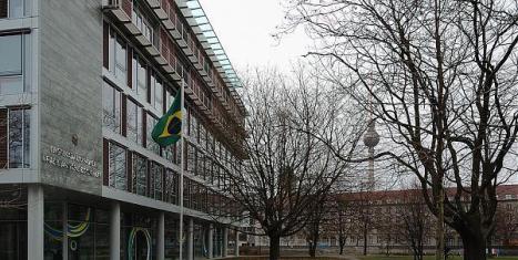 71_big Vândalos atacam embaixada do Brasil em Berlim