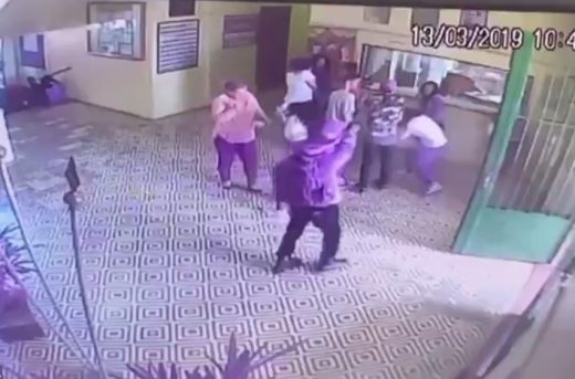 Screenshot_20190313-195026_Video-Player-520x343 Vídeo mostra assassino atirando em funcionários e alunos de escola em Suzano