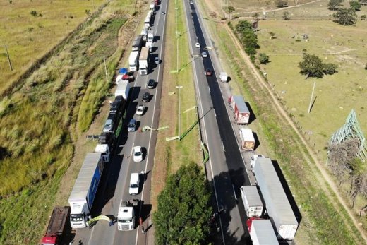 caminhoneiros-greve-840x560-520x347 Bolsonaro diz que governo vai criar cartão-caminhoneiro