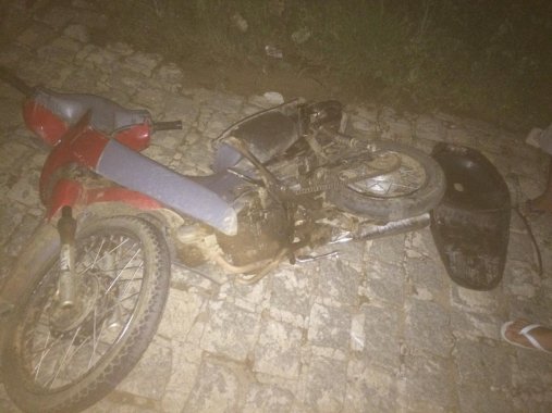 moto-acidente-507x380 Em Monteiro: Duas pessoas ficam feridas após carro colidir na traseira de moto na BR-110