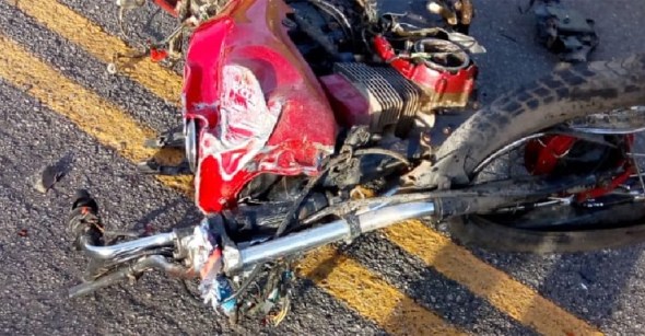Acidente- Homem morre e outro fica ferido em acidente entre dois carros e moto