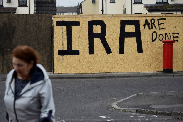 IRLANDA-ATENTADO-586x390 Quem é o Novo IRA, grupo extremista que assumiu a morte de jornalista na Irlanda do Norte