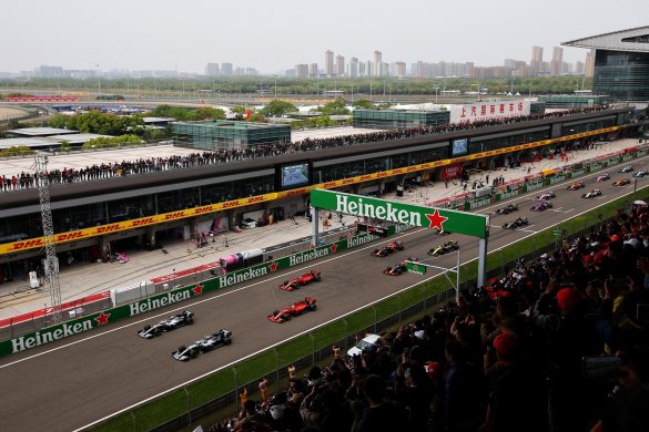 Lewis-Hamilton-voltou-585x390 Hamilton vence milésimo GP da F-1 na China e assume a ponta do Mundial