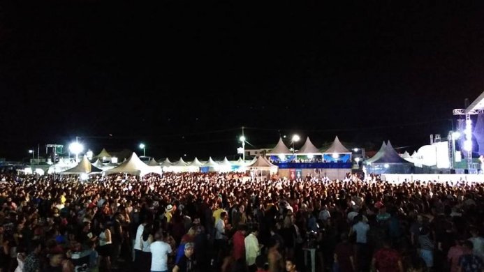 festa_de_zabele_-693x390 Cavaleiros do Forró fazem show histórico em Zabelê e arrastam multidão
