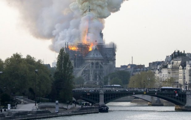incendio_catedral_notre_dame-618x390 Catedral de Notre Dame está em chamas