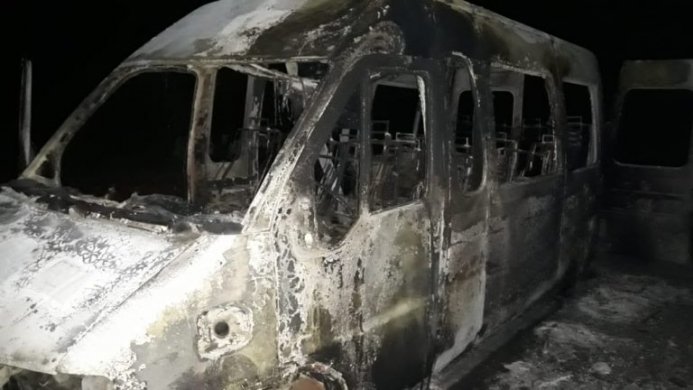 VANN-FOGO1-693x390 Van que transportava equipe de futebol pega fogo em São João do Cariri