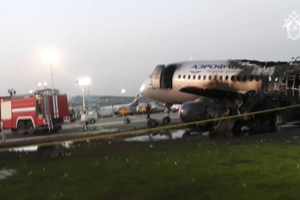 aviao-russo-585x390 Incêndio em avião russo deixa pelo menos 41 pessoas mortas