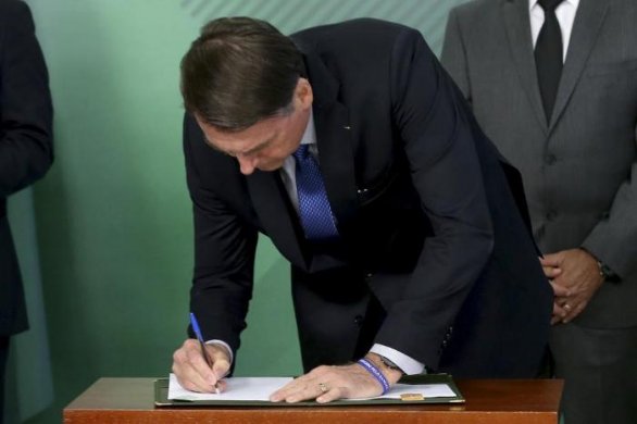 bolsonaro-lei-desarmamento-586x390 Bolsonaro assina decreto que flexibiliza posse de armas para atiradores, caçadores e colecionadores