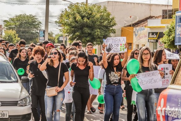 m04-585x390 Estudantes protestam em Monteiro contra corte de verbas na educação