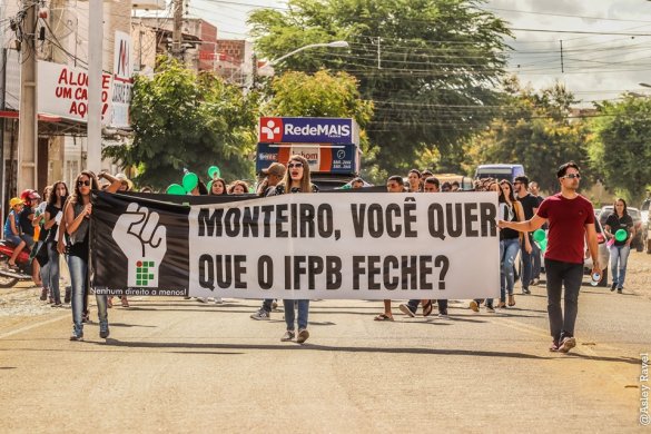 monteiro-passeata-585x390 Estudantes protestam em Monteiro contra corte de verbas na educação