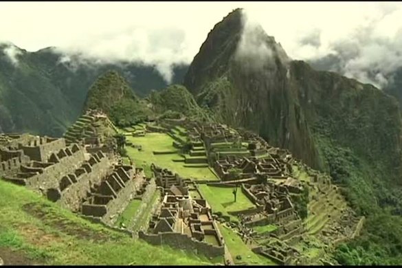 peru-turista-585x390 Peru restringe acesso a Machu Picchu