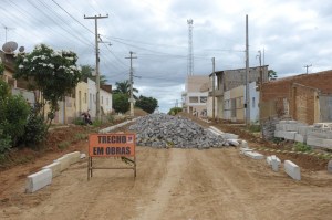 Obra-2 Obras de pavimentação seguem em ritmo acelerado na cidade de Monteiro