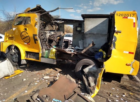 carro-forte-sertao-535x390 Grupo sequestra motorista de caminhão e explode carro-forte