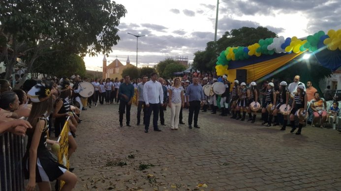 noticiasc628d001adb1a86505d1117700e382d026018-693x390 Prefeito Dalyson Neves participa do desfile de 07 de setembro