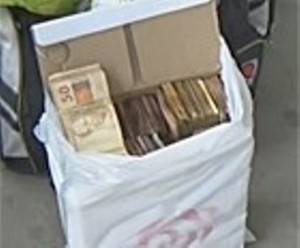 1448134538167-dinheiro-300x248 Homem é encontrado morto em carro com sacos de dinheiro em SP