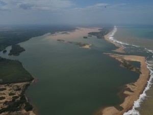 RIO-DOCE-300x225 Lama muda a cor do mar na foz do Rio Doce, em Linhares, ES