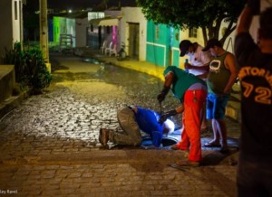 esgoto-300x218 População cansa de esperar pela Cagepa e desentope rede de esgoto em Monteiro