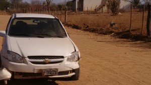 12359240_10205726429743126_493017657_o-300x169 Exclusivo: Motorista perde controle da direção e bate carro em cerca de arame em Monteiro