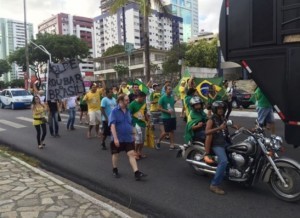 protesto-fraco-300x218-300x218 Protestos pelo impeachment de Dilma reúnem 300 pessoas na Paraíba