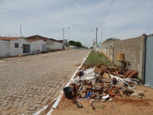20160125153336-2-300x225 Mato, lixo e esgotos a céu aberto mostram descaso da Gestão do Prefeito Junior Nobrega no município da Prata, no Cariri