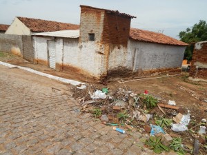 20160125153418-1-300x225 Mato, lixo e esgotos a céu aberto mostram descaso da Gestão do Prefeito Junior Nobrega no município da Prata, no Cariri