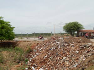 20160125153435-300x225 Mato, lixo e esgotos a céu aberto mostram descaso da Gestão do Prefeito Junior Nobrega no município da Prata, no Cariri