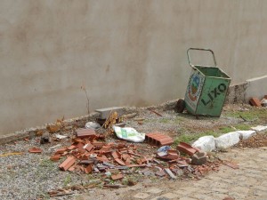 20160125153600-300x225 Mato, lixo e esgotos a céu aberto mostram descaso da Gestão do Prefeito Junior Nobrega no município da Prata, no Cariri